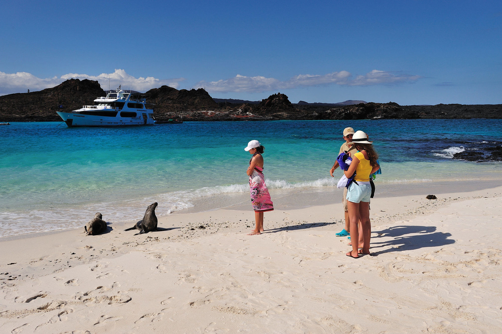 Pikaia Lodge Santa Cruz Island Luaran gambar
